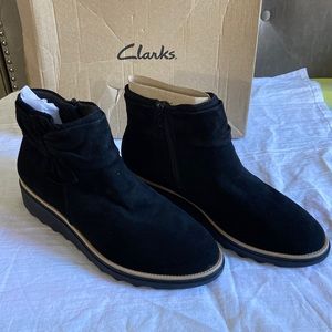 Clarks female  size 10 made in Vietnam original.